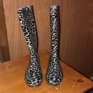 brand new, worn once rain boots!